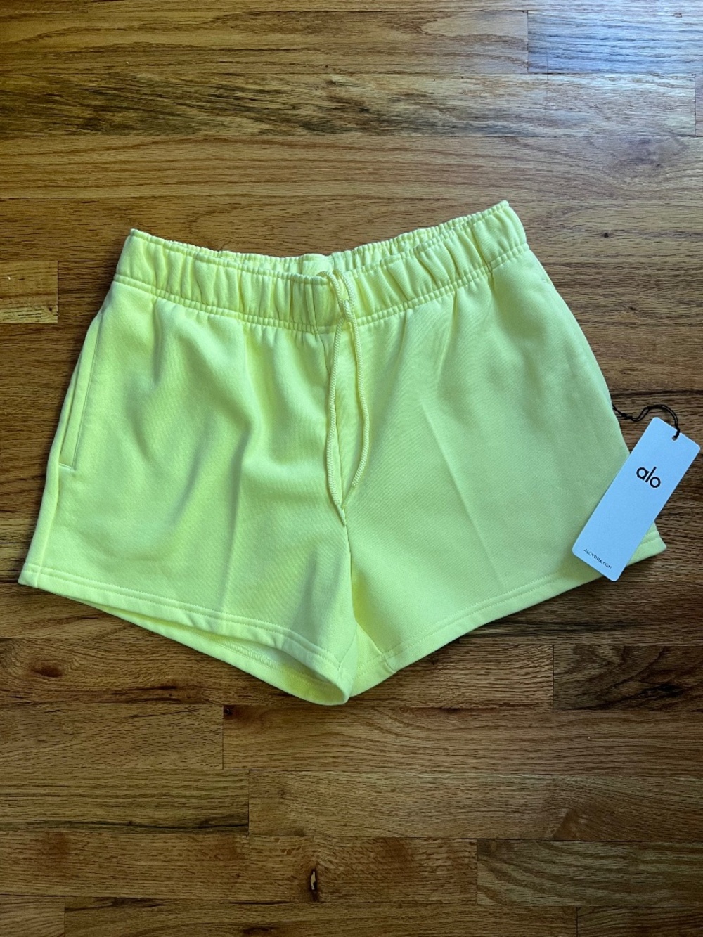 Alo Yoga Accolade Sunshine lounge shorts women’s size Small, NWT